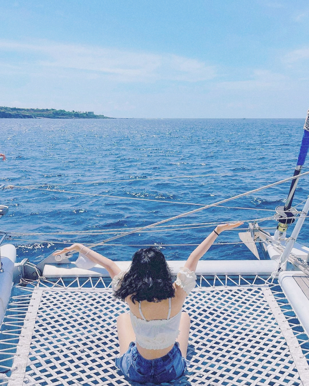 Guest enjoying Grande Bleu Jeju yacht