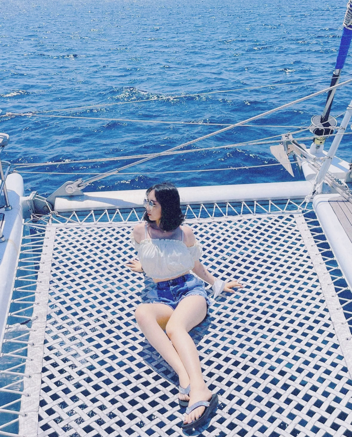 Guest enjoying Grande Bleu Jeju yacht
