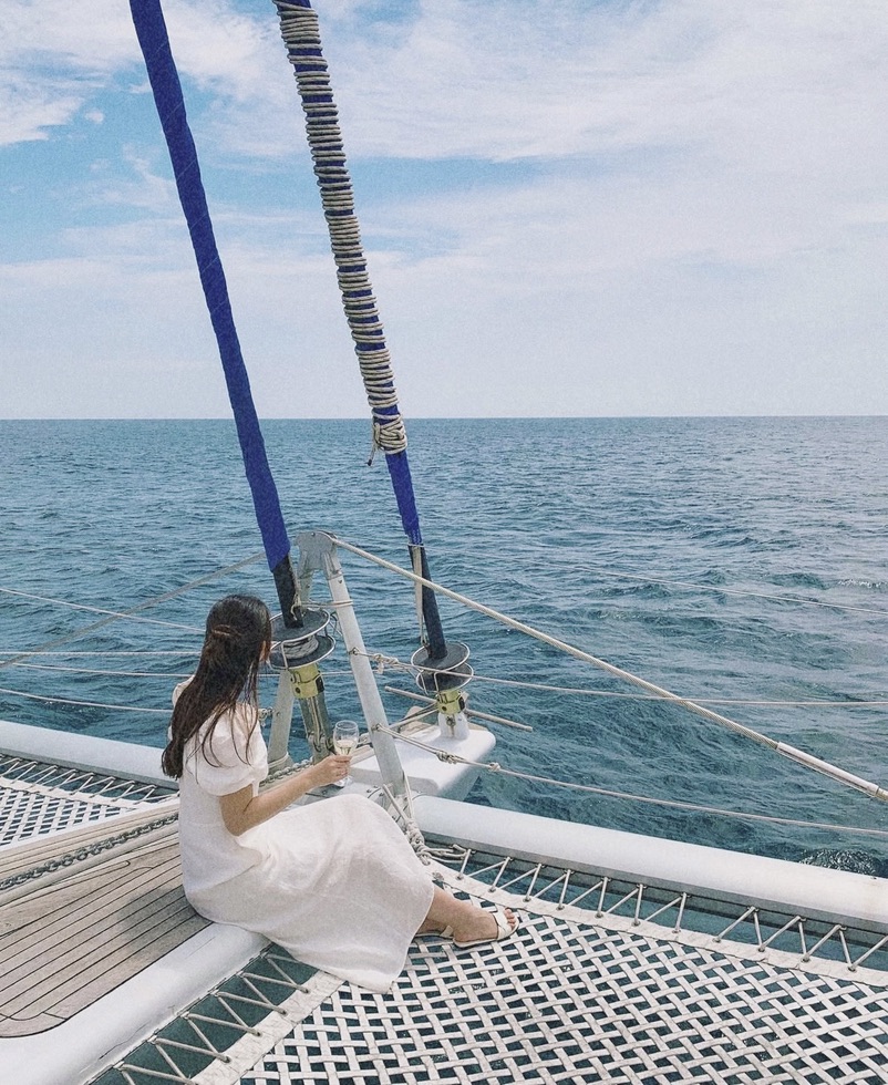 Guest enjoying Grande Bleu Jeju yacht