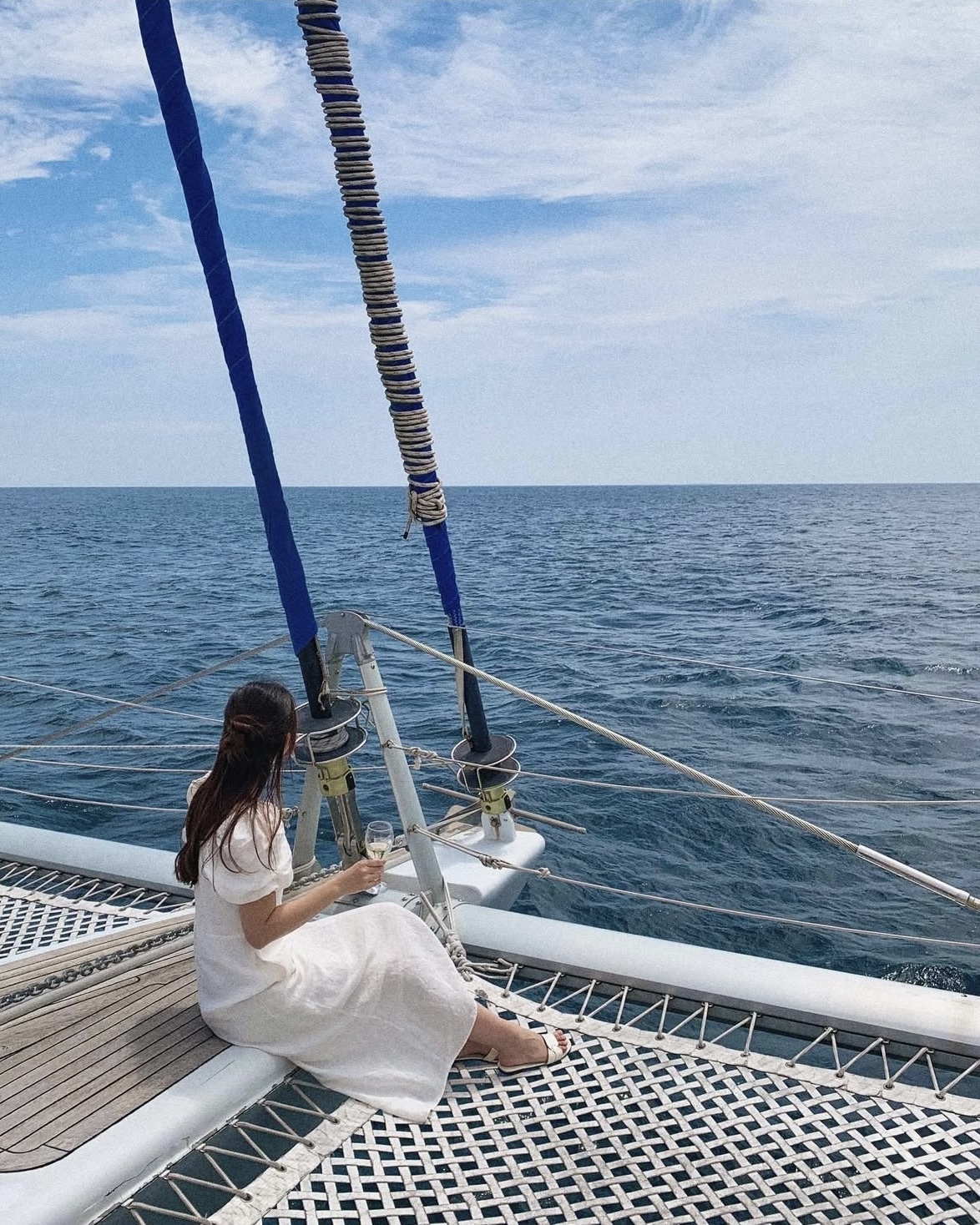 Guest enjoying Grande Bleu Jeju yacht