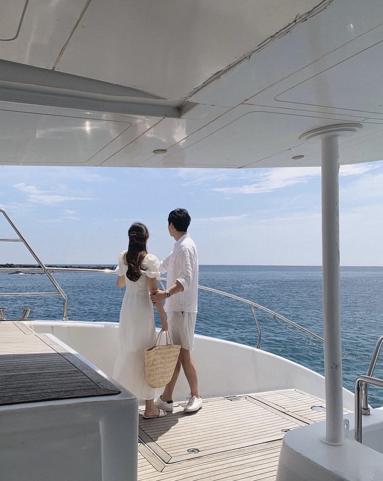Guest enjoying Grande Bleu Jeju yacht