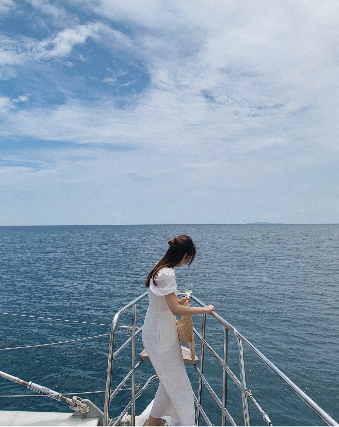 Guest enjoying Grande Bleu Jeju yacht