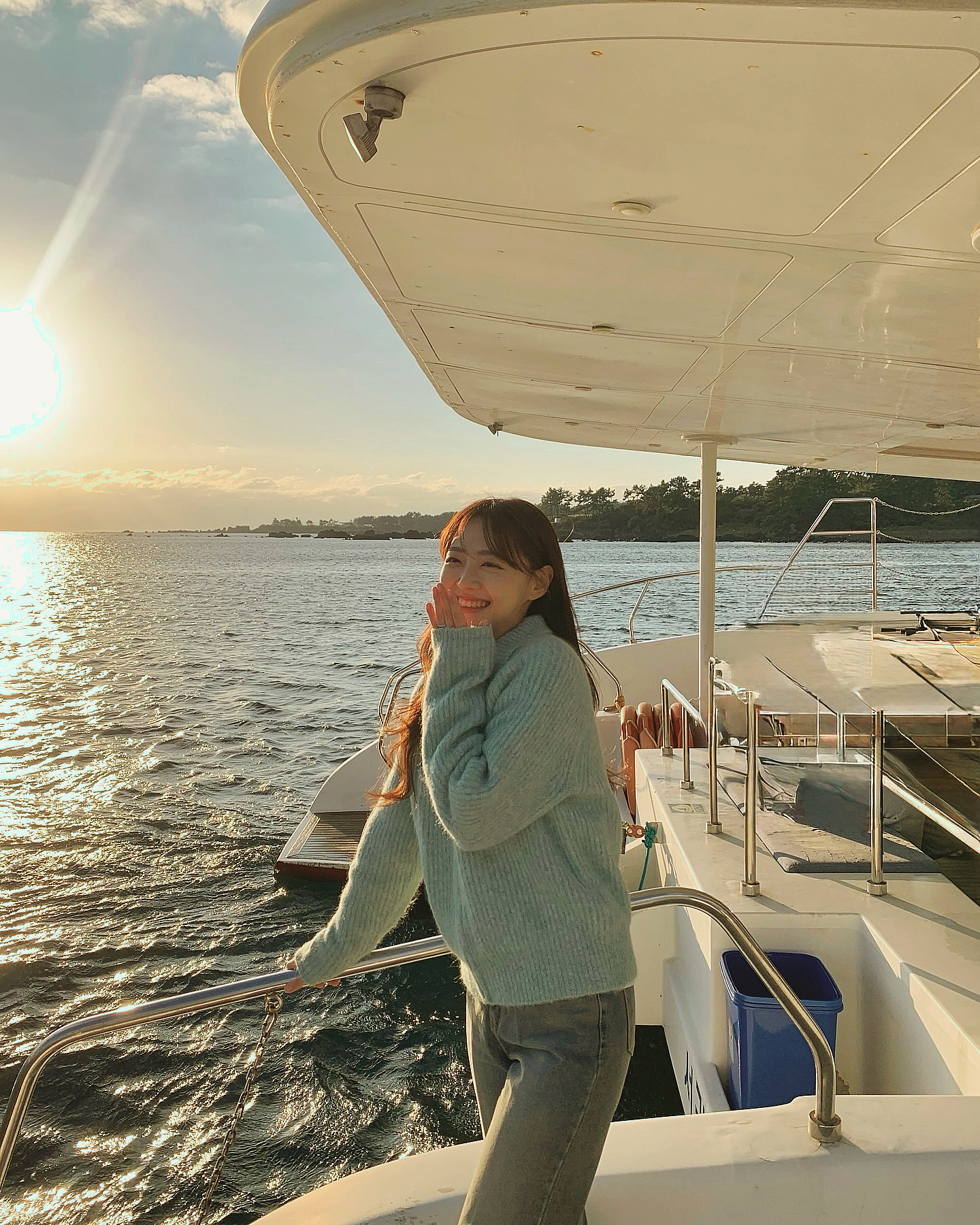 Guest enjoying Grande Bleu Jeju yacht