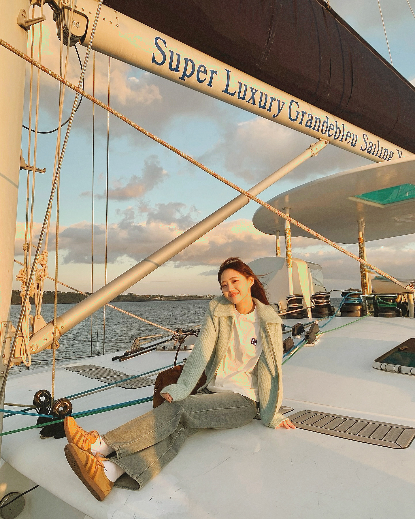 Guest enjoying Grande Bleu Jeju yacht