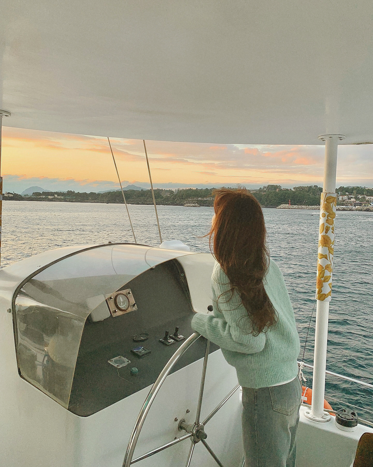 Guest enjoying Grande Bleu Jeju yacht