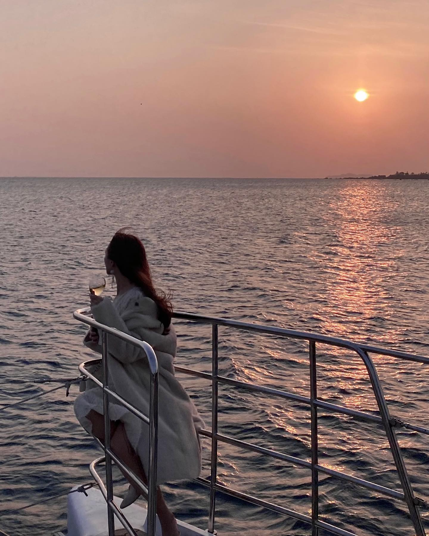 Guest enjoying Grande Bleu Jeju yacht