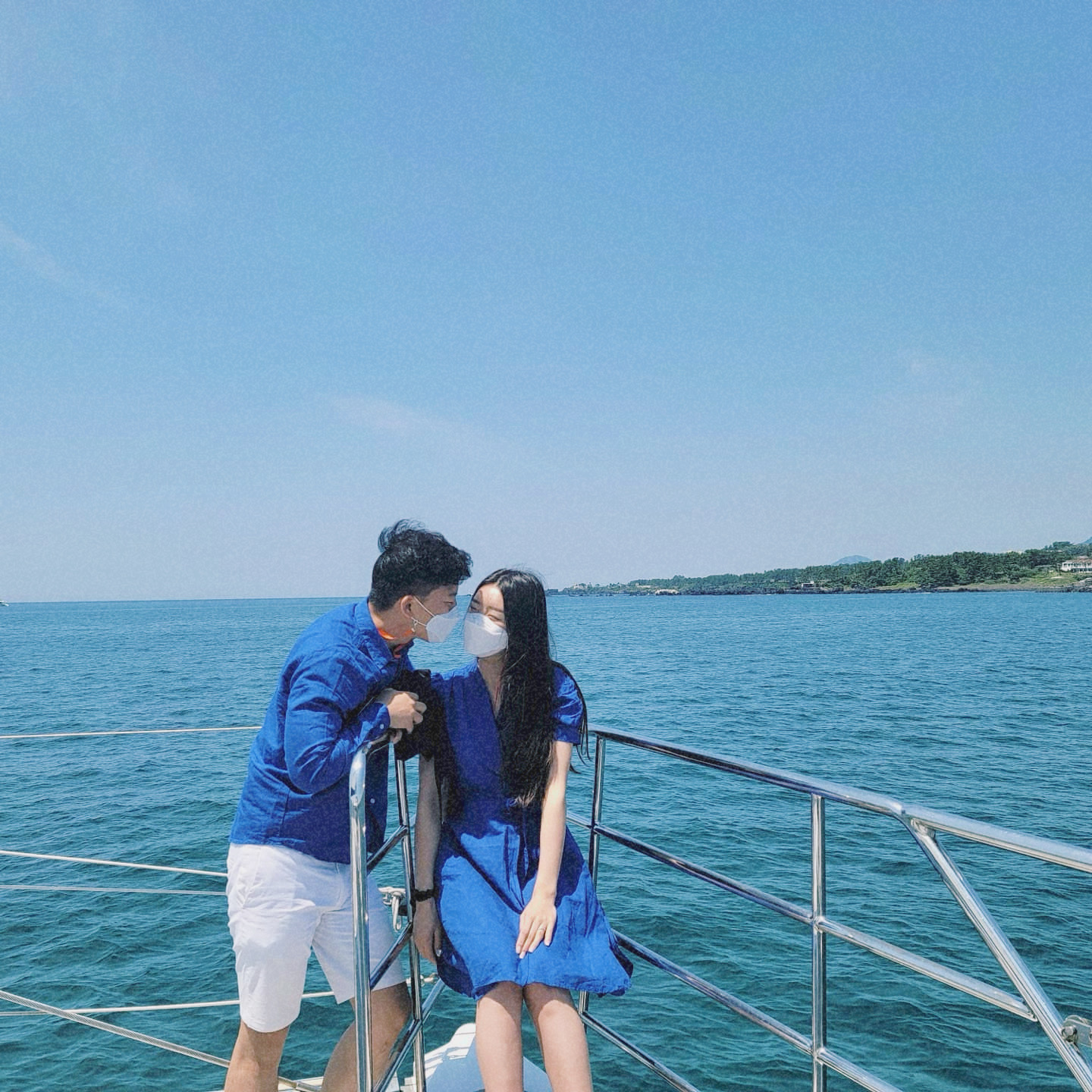 Guest enjoying Grande Bleu Jeju yacht