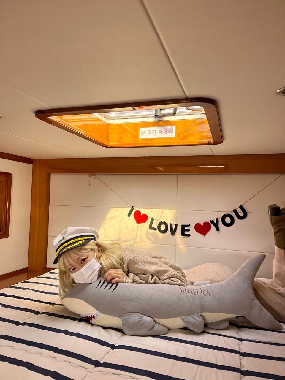 Guest enjoying Grande Bleu Jeju yacht
