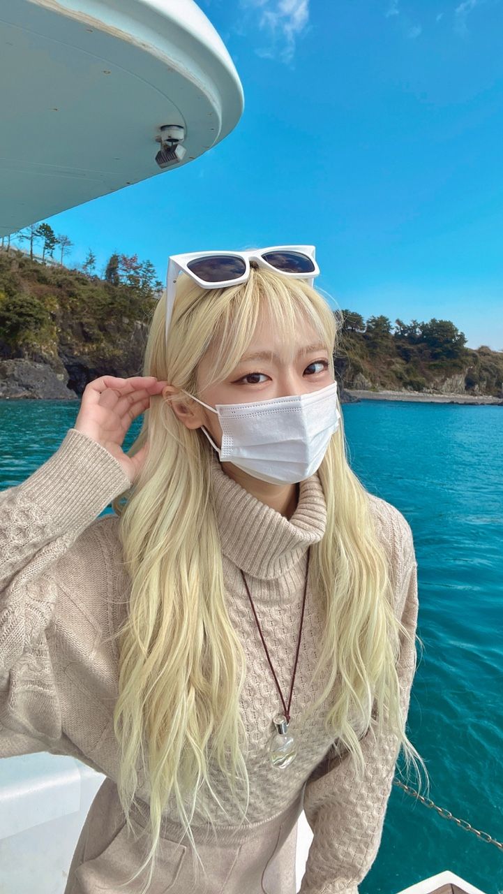 Guest enjoying Grande Bleu Jeju yacht