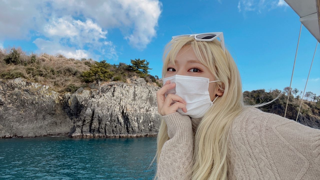 Guest enjoying Grande Bleu Jeju yacht