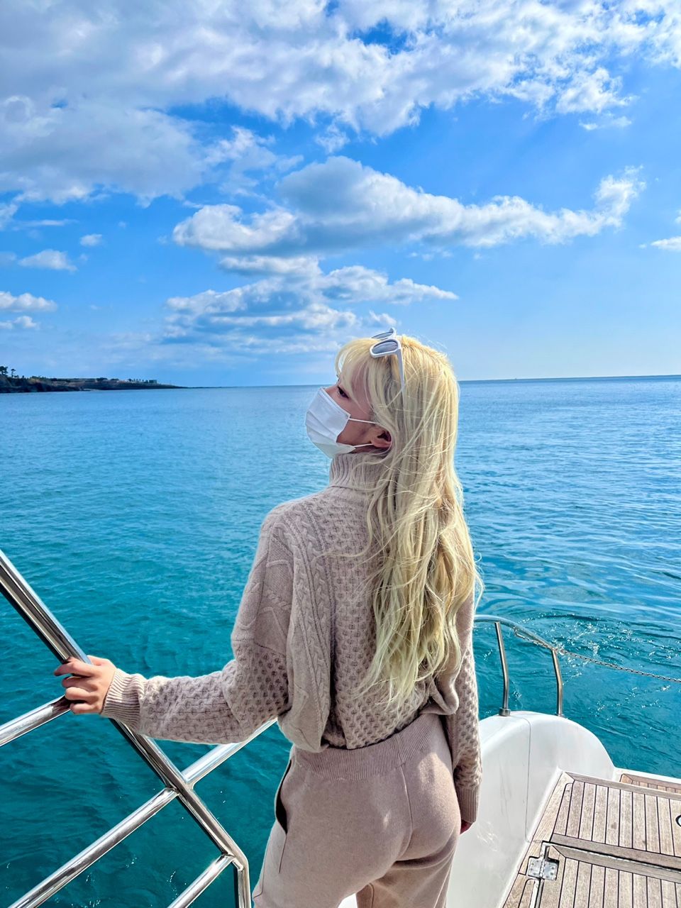 Guest enjoying Grande Bleu Jeju yacht