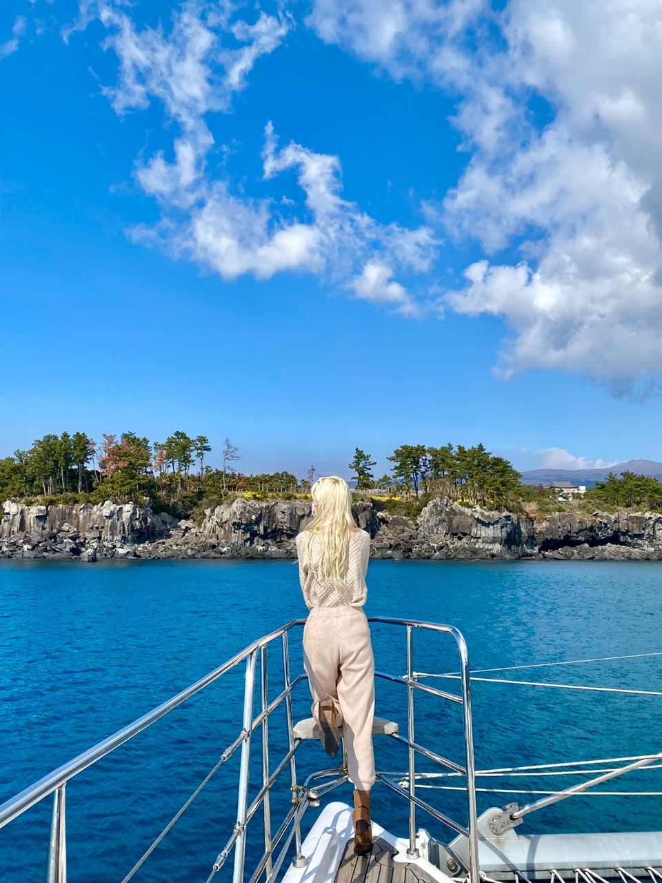 Guest enjoying Grande Bleu Jeju yacht