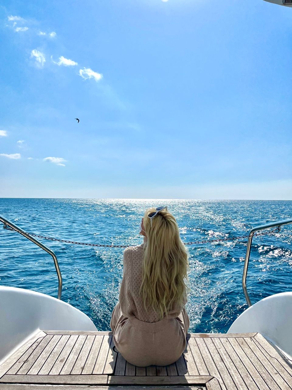 Guest enjoying Grande Bleu Jeju yacht