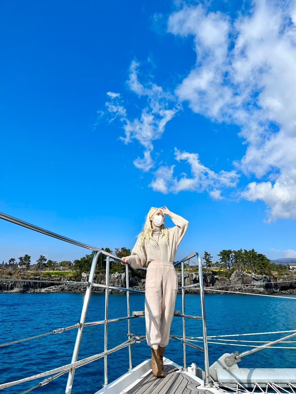 Guest enjoying Grande Bleu Jeju yacht
