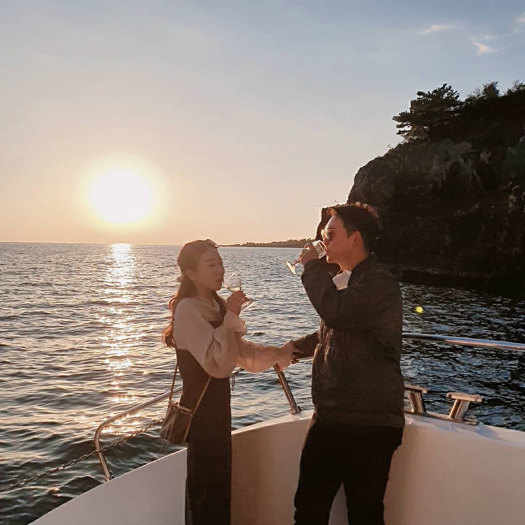 Guest enjoying Grande Bleu Jeju yacht