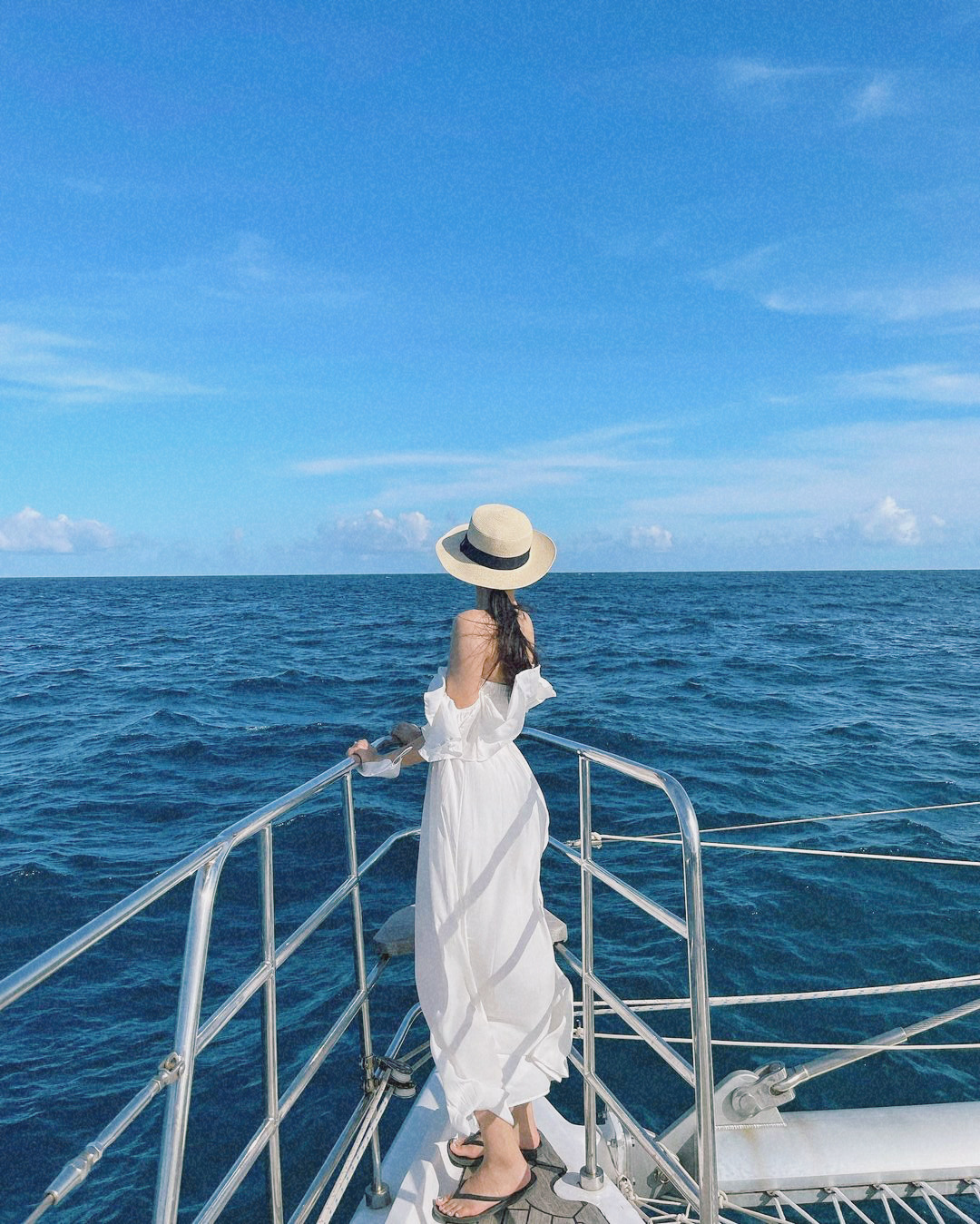 Guest enjoying Grande Bleu Jeju yacht