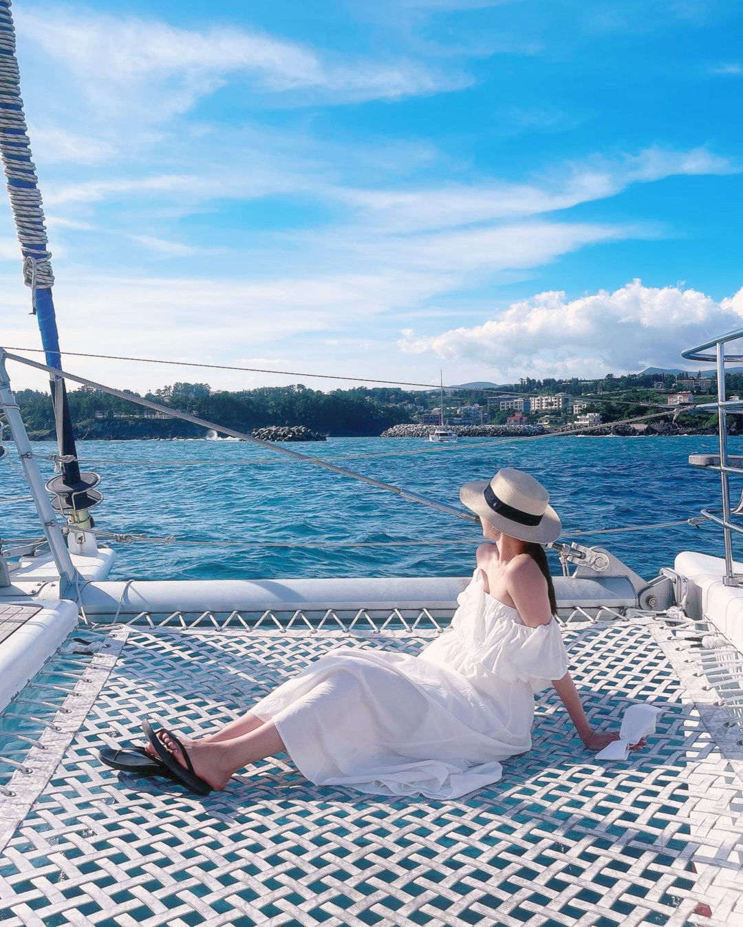 Guest enjoying Grande Bleu Jeju yacht