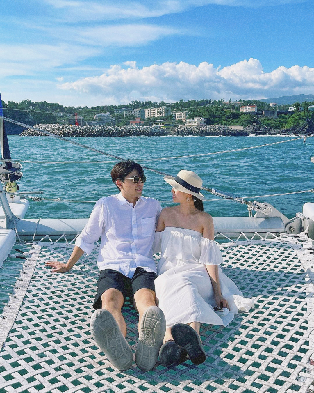 Guest enjoying Grande Bleu Jeju yacht