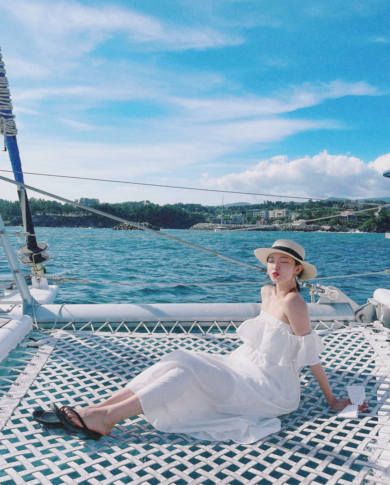 Guest enjoying Grande Bleu Jeju yacht