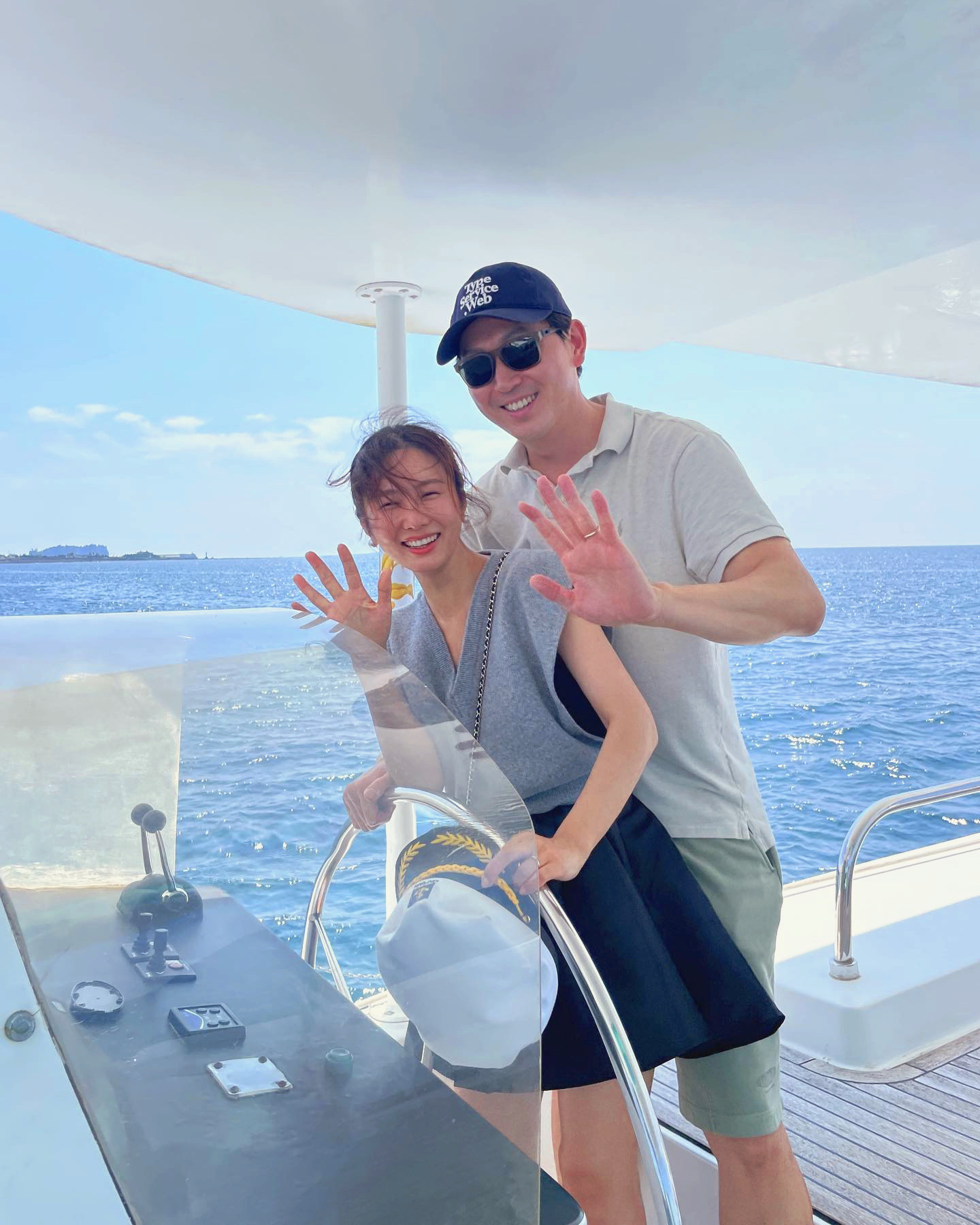 Guest enjoying Grande Bleu Jeju yacht
