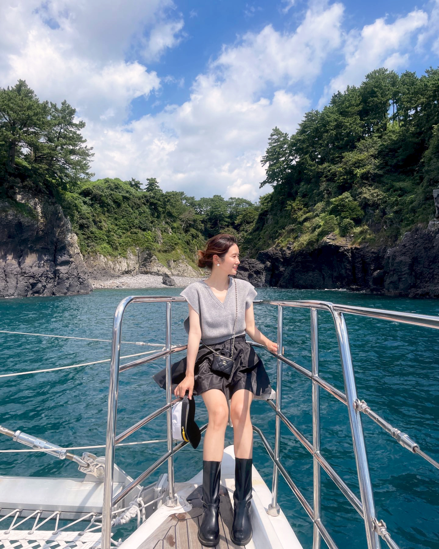 Guest enjoying Grande Bleu Jeju yacht