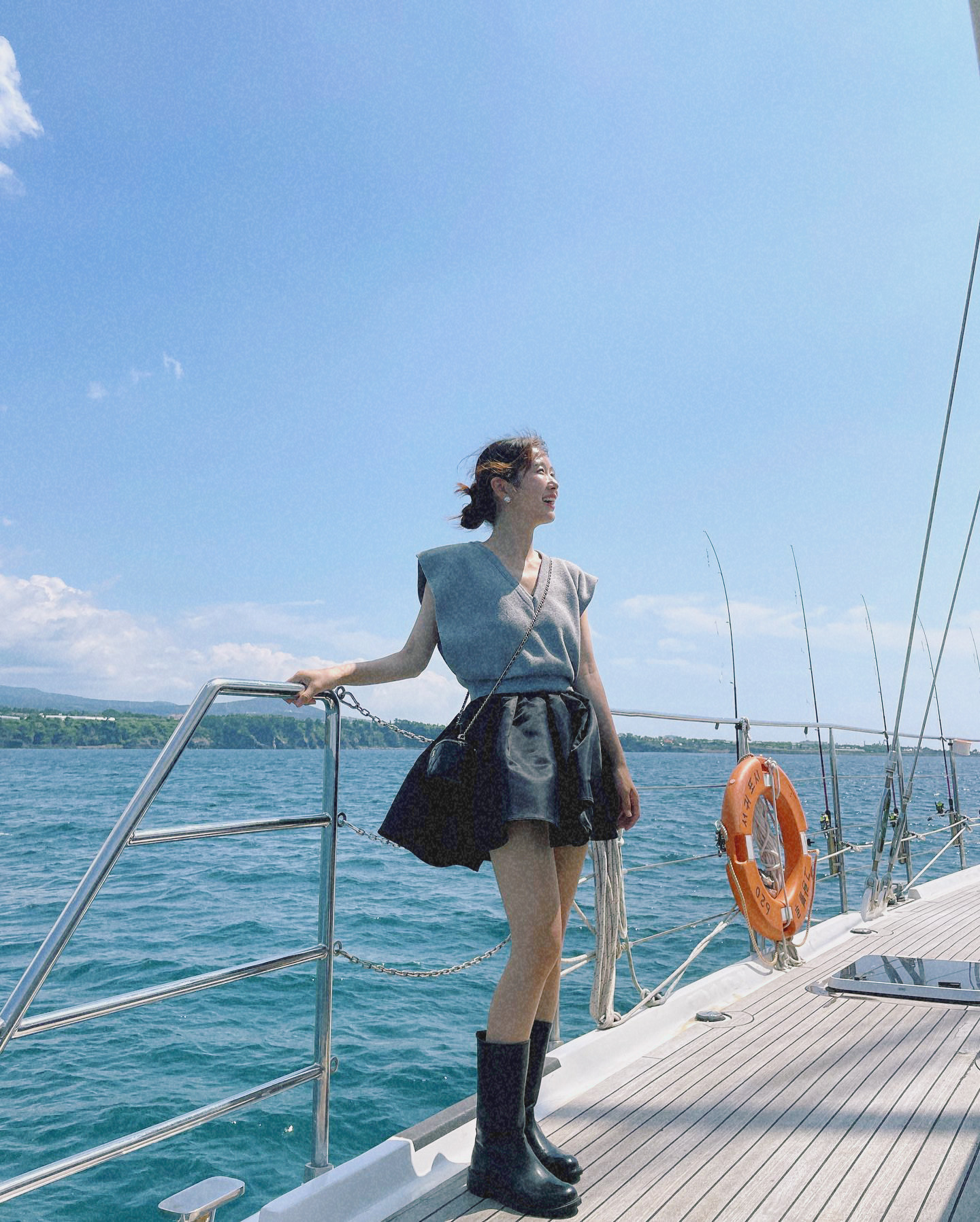 Guest enjoying Grande Bleu Jeju yacht