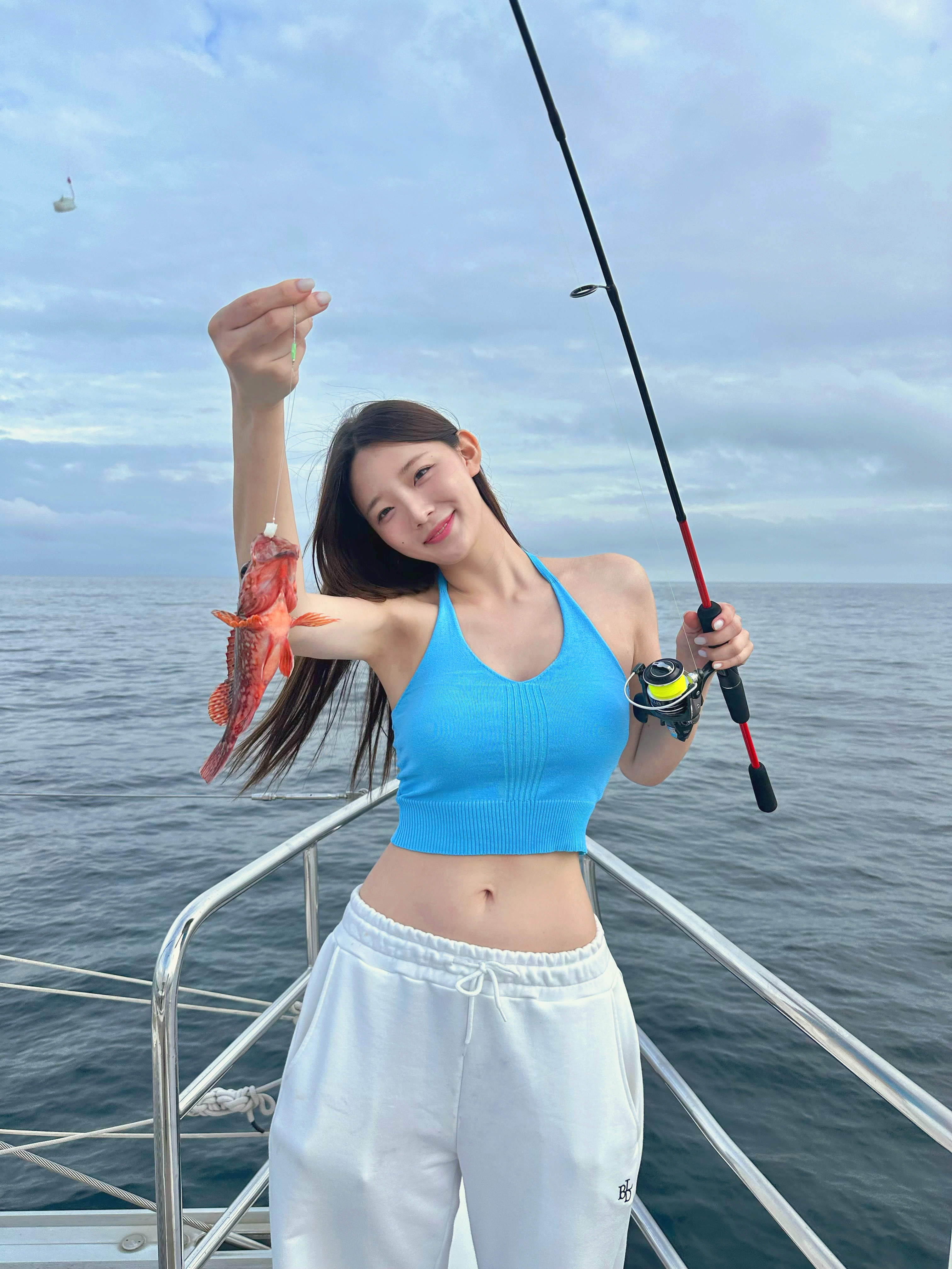 Guest enjoying Grande Bleu Jeju yacht