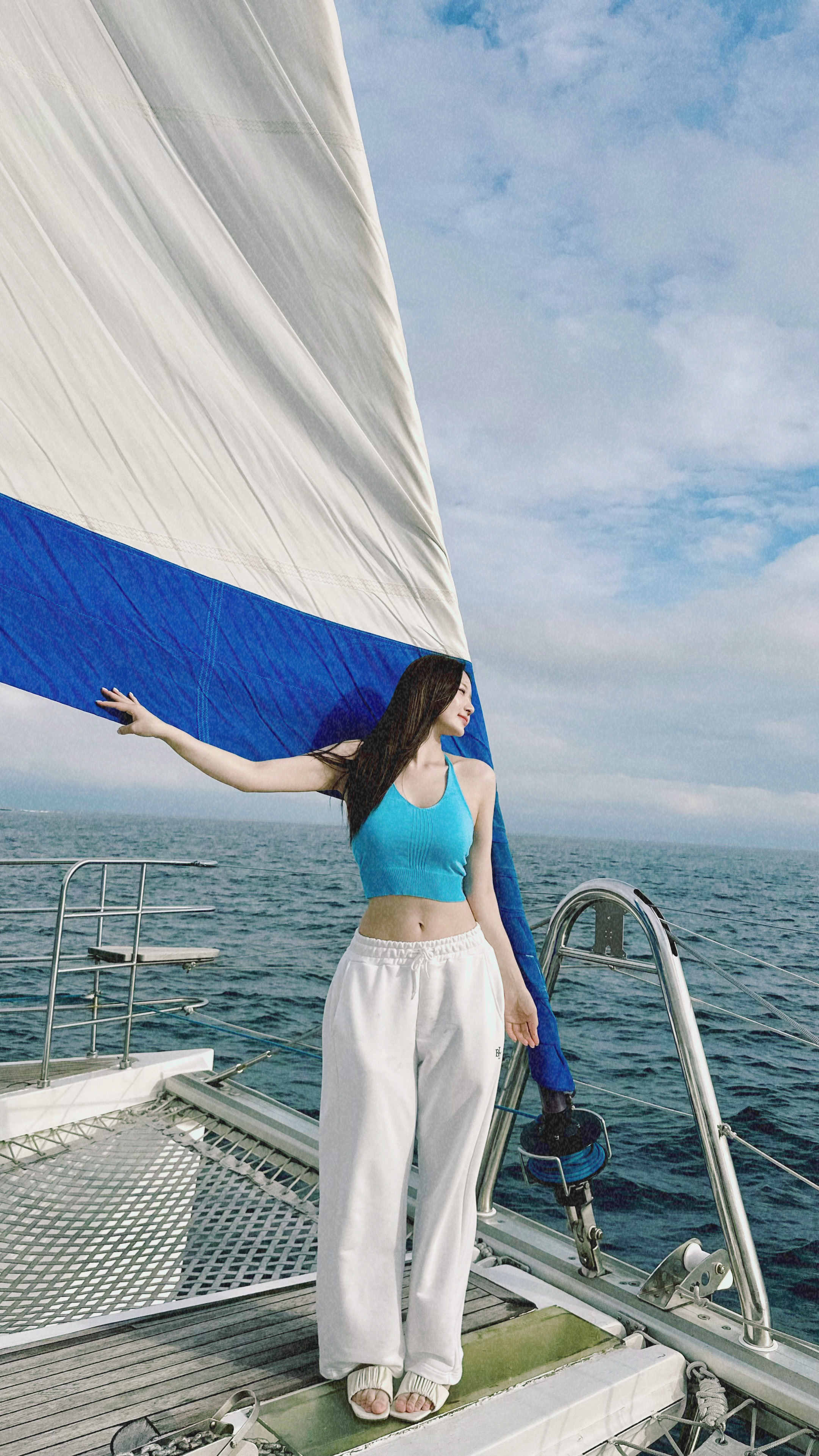 Guest enjoying Grande Bleu Jeju yacht