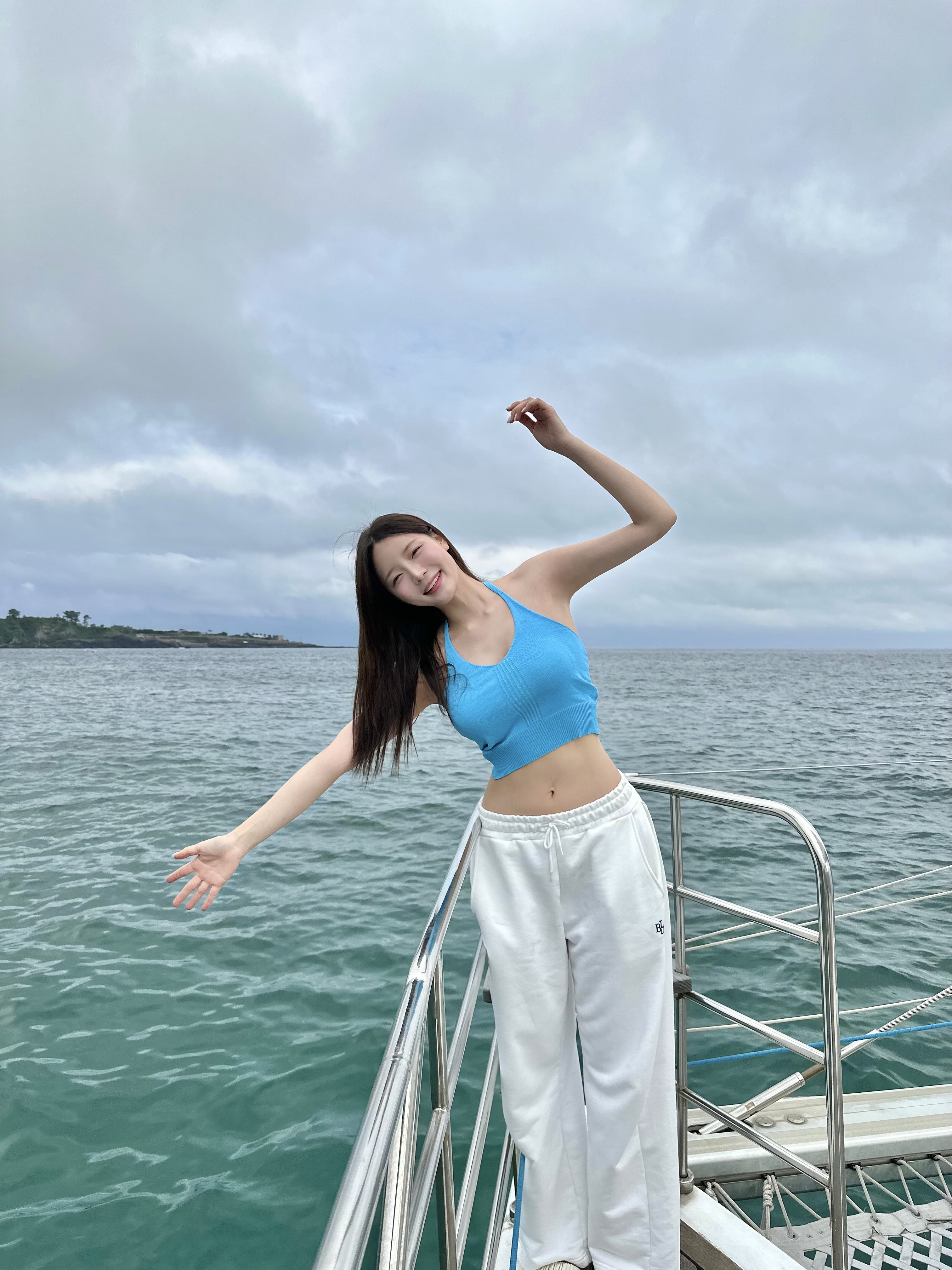 Guest enjoying Grande Bleu Jeju yacht