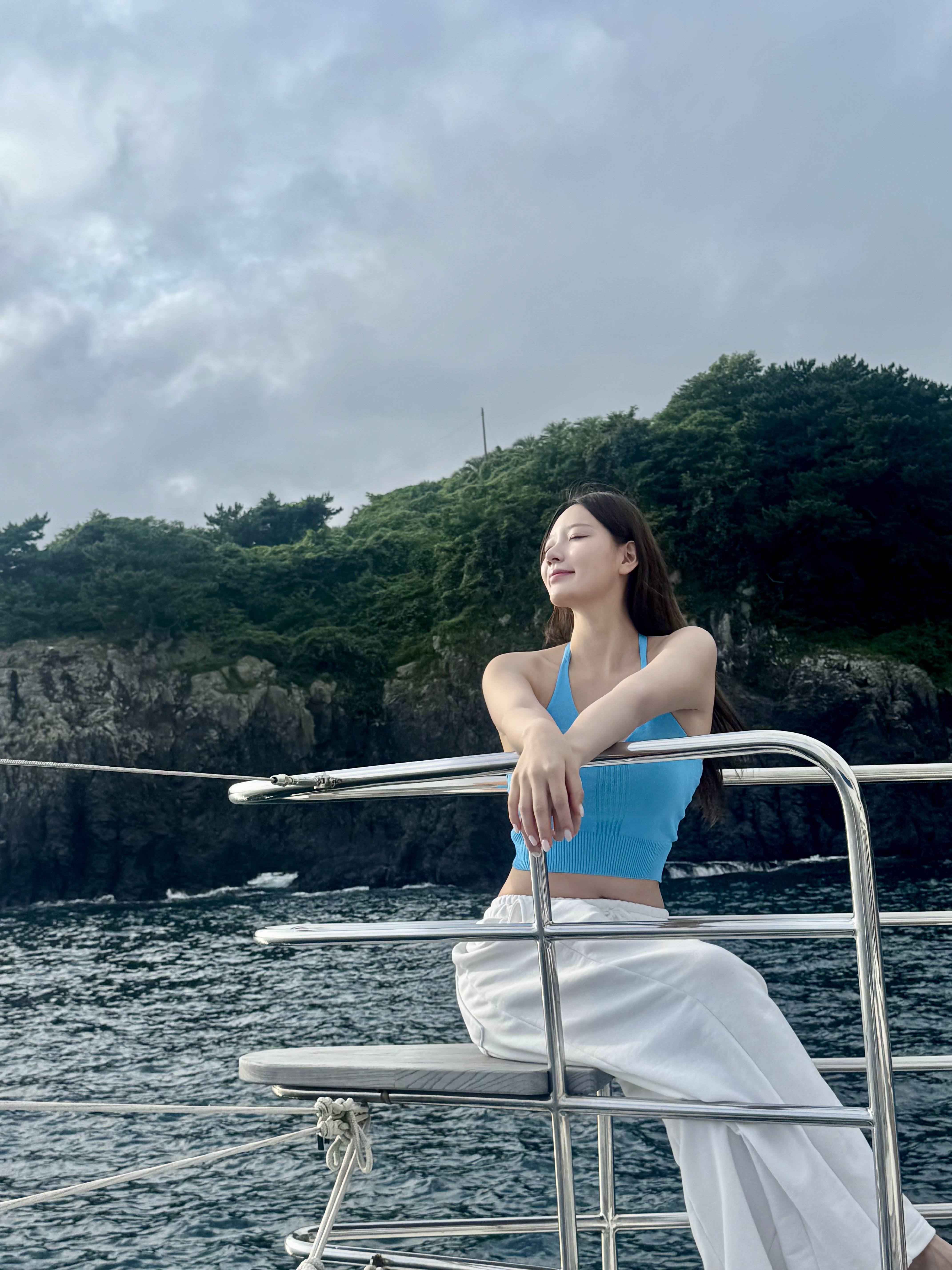 Guest enjoying Grande Bleu Jeju yacht