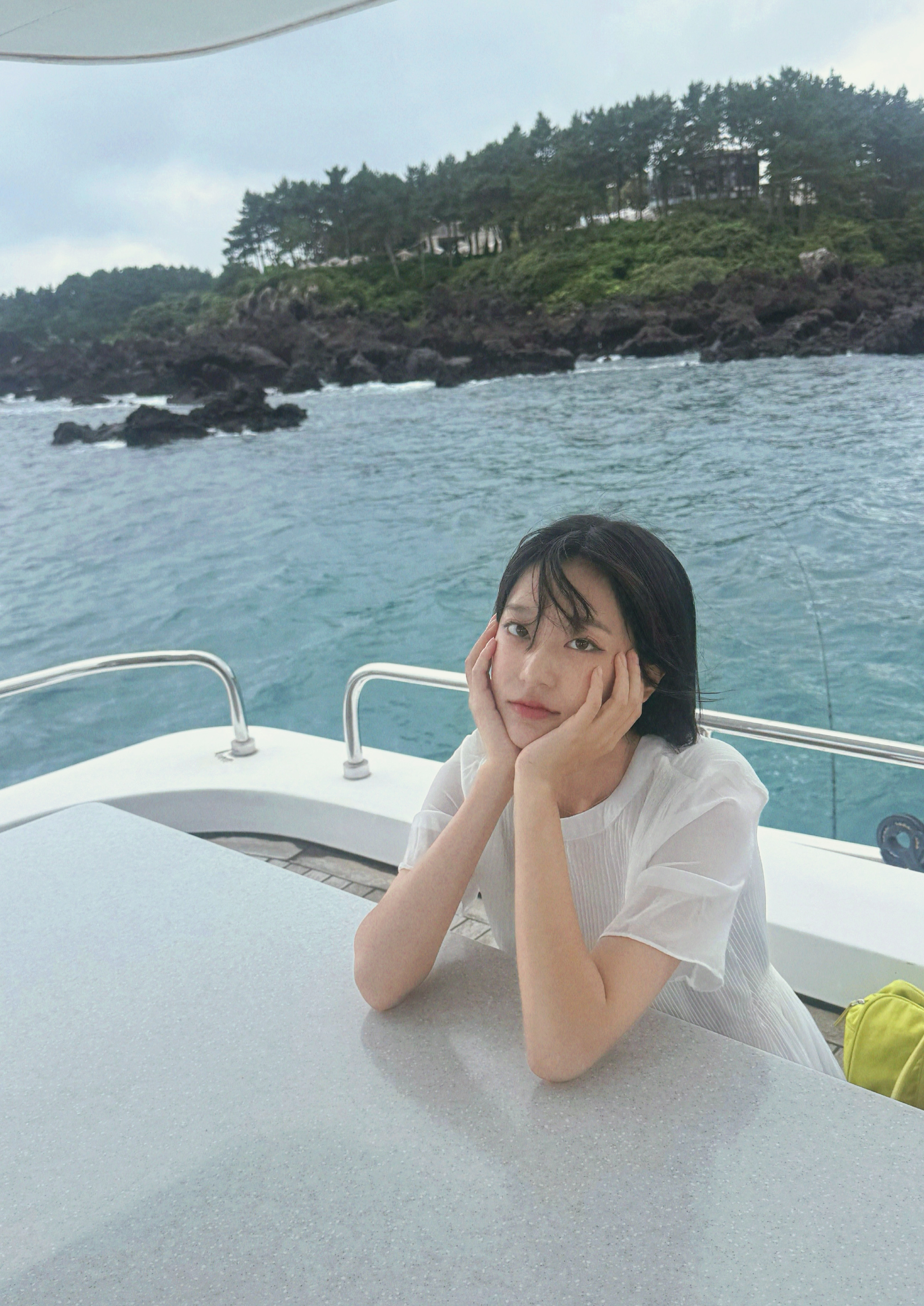 Guest enjoying Grande Bleu Jeju yacht