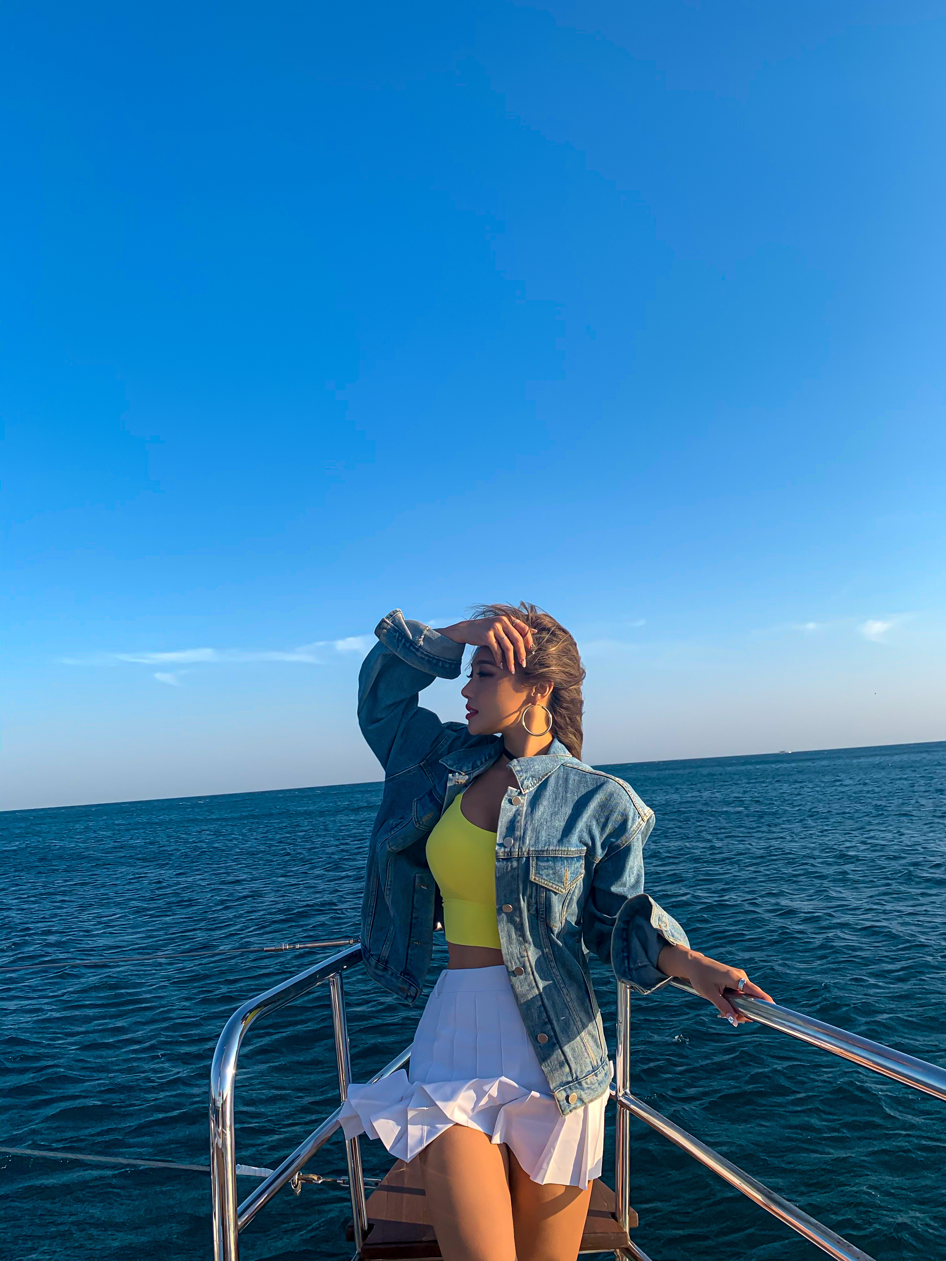 Guest enjoying Grande Bleu Jeju yacht
