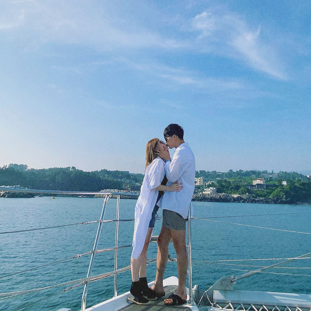 Guest enjoying Grande Bleu Jeju yacht