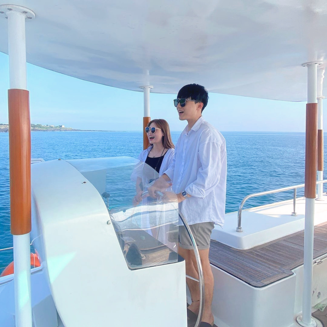 Guest enjoying Grande Bleu Jeju yacht