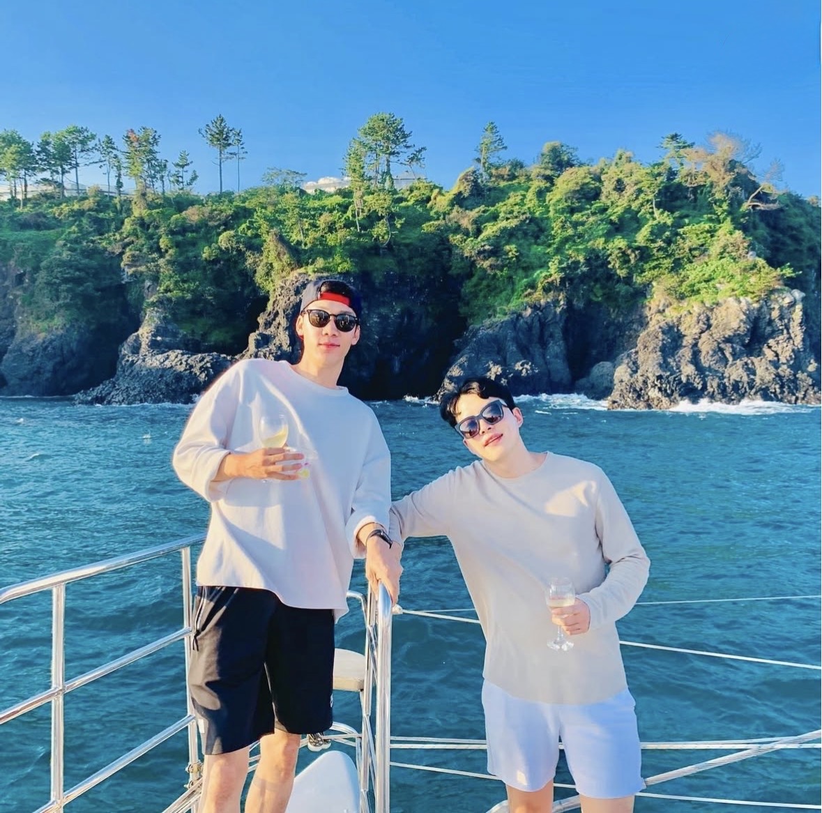 Guest enjoying Grande Bleu Jeju yacht