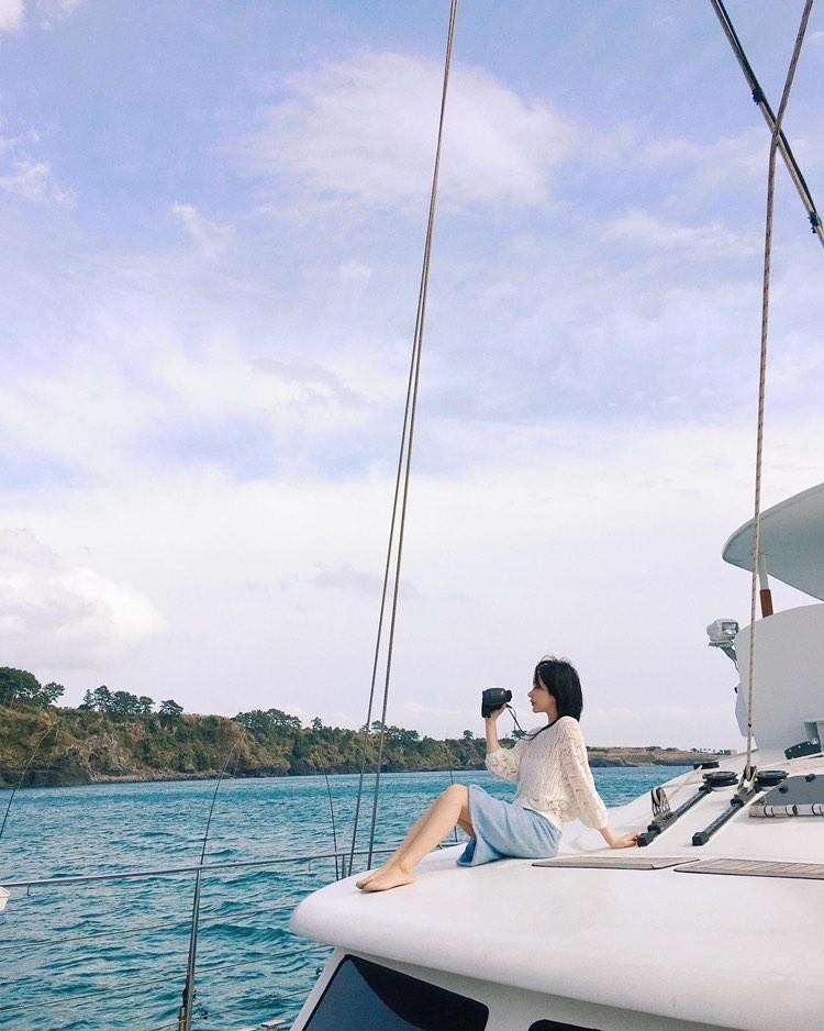 Guest enjoying Grande Bleu Jeju yacht
