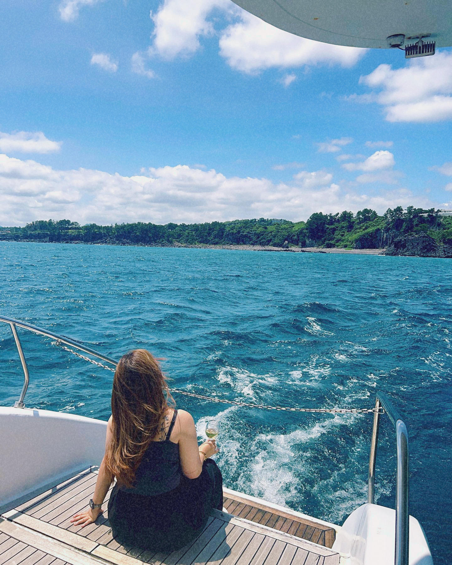 Guest enjoying Grande Bleu Jeju yacht