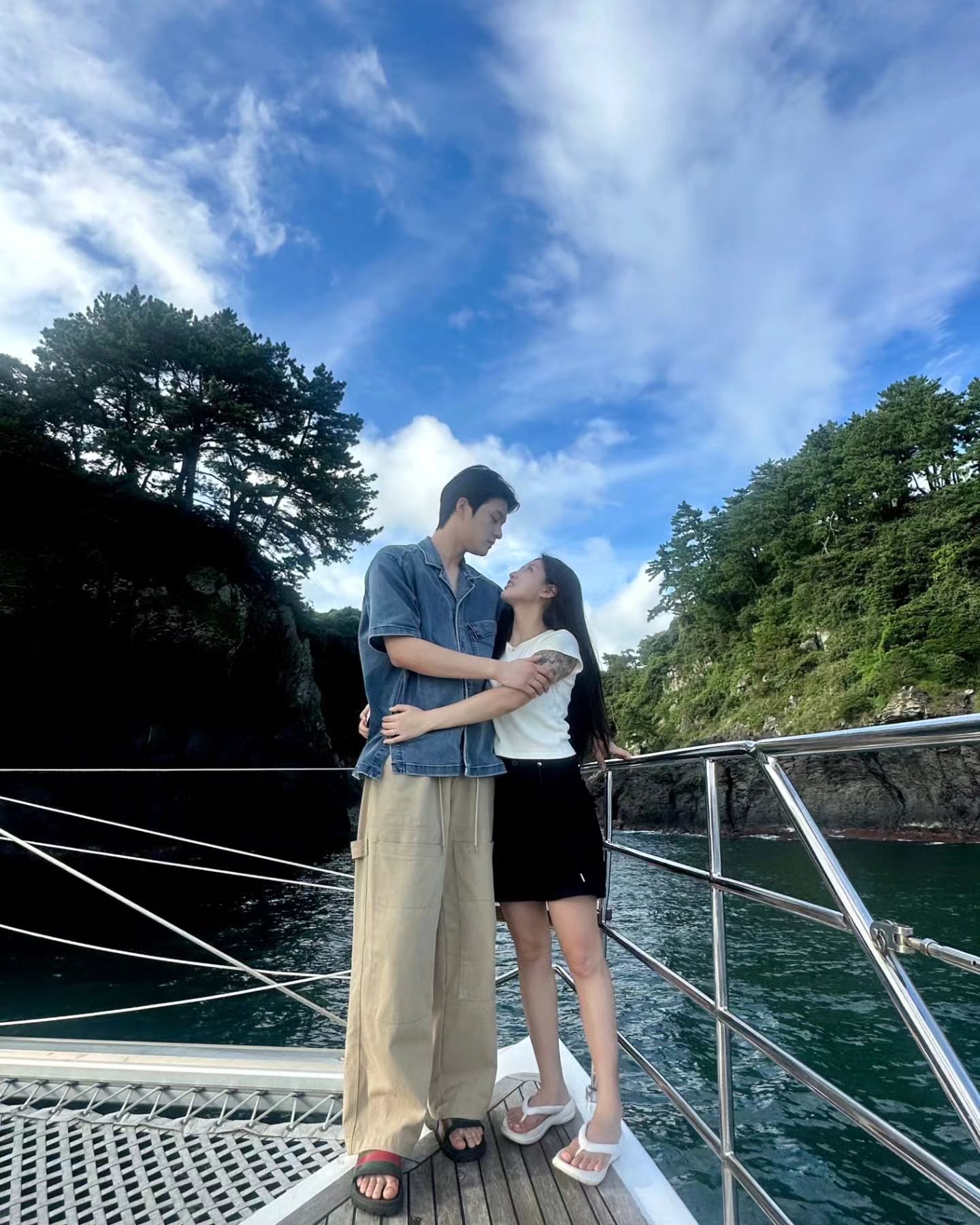 Guest enjoying Grande Bleu Jeju yacht