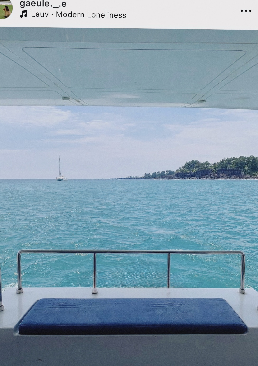 Guest enjoying Grande Bleu Jeju yacht