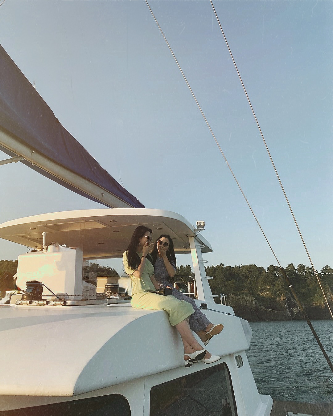 Guest enjoying Grande Bleu Jeju yacht