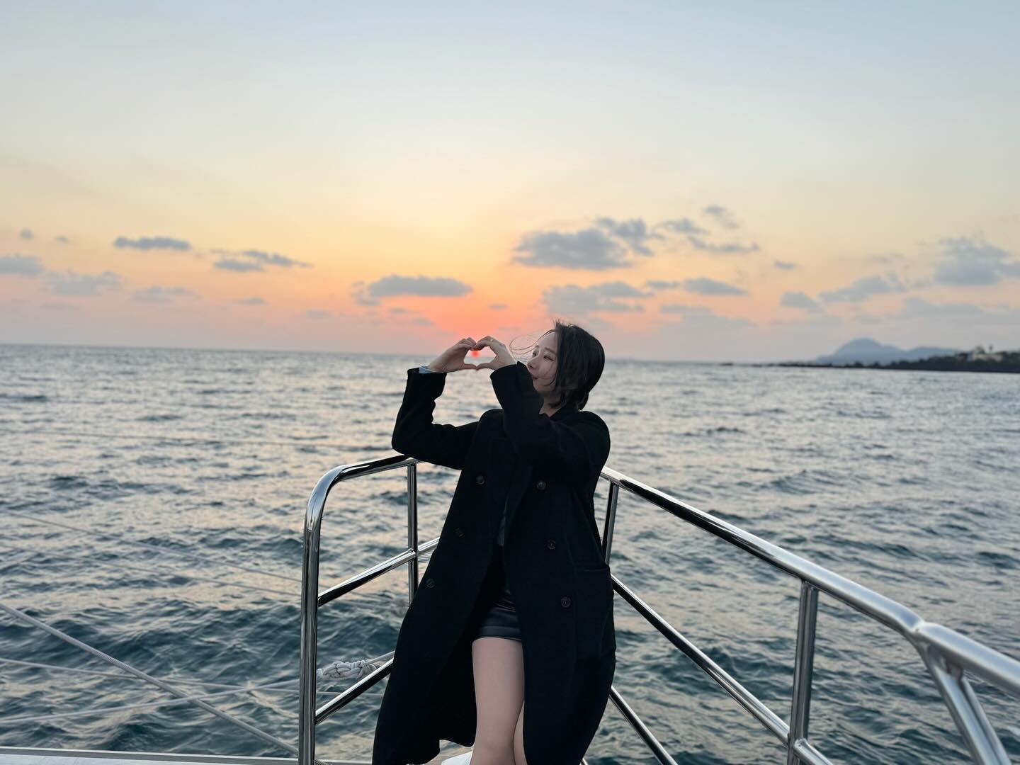 Guest enjoying Grande Bleu Jeju yacht