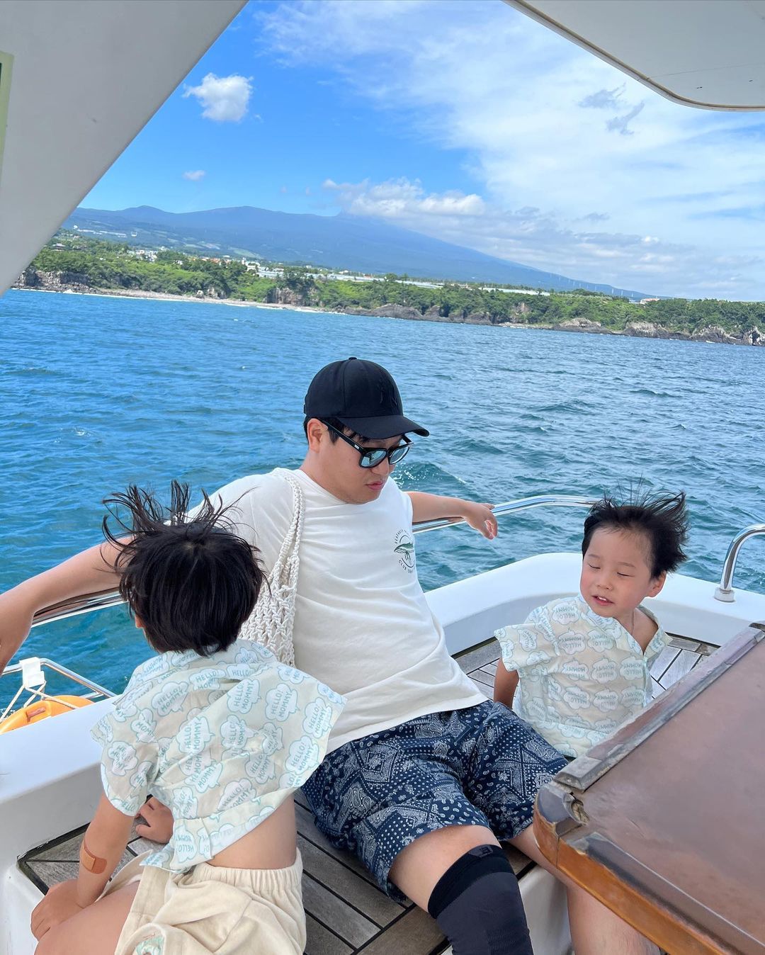 Guest enjoying Grande Bleu Jeju yacht