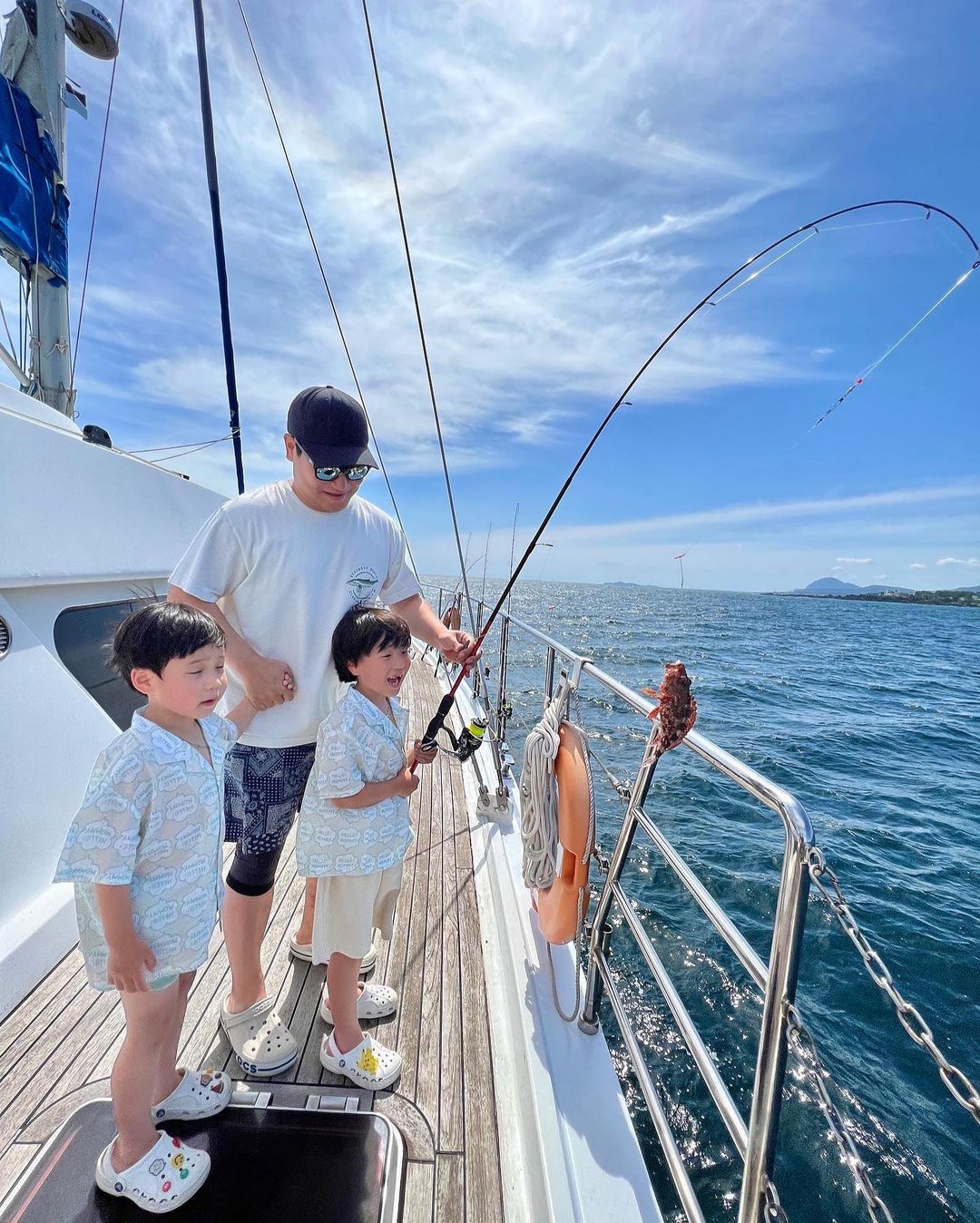 Guest enjoying Grande Bleu Jeju yacht