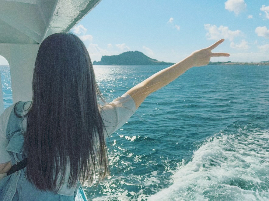 Guest enjoying Grande Bleu Jeju yacht
