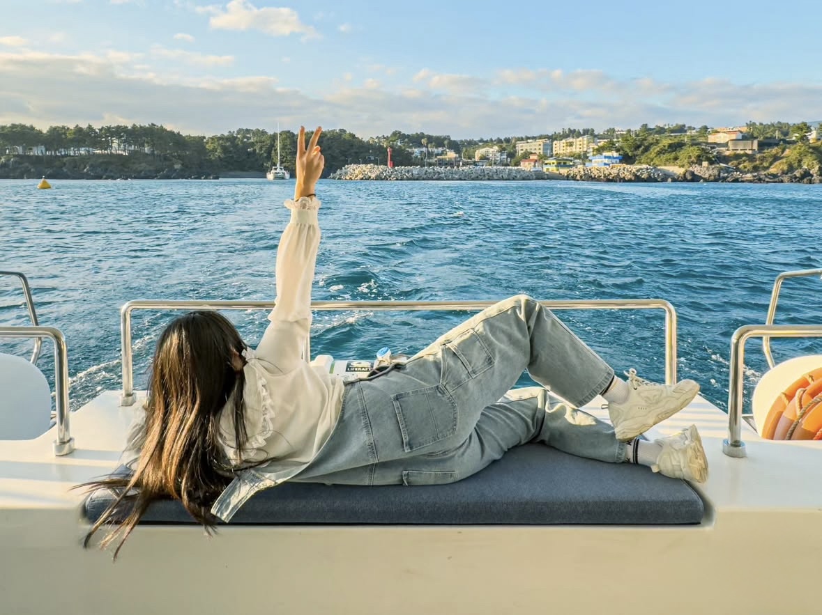 Guest enjoying Grande Bleu Jeju yacht
