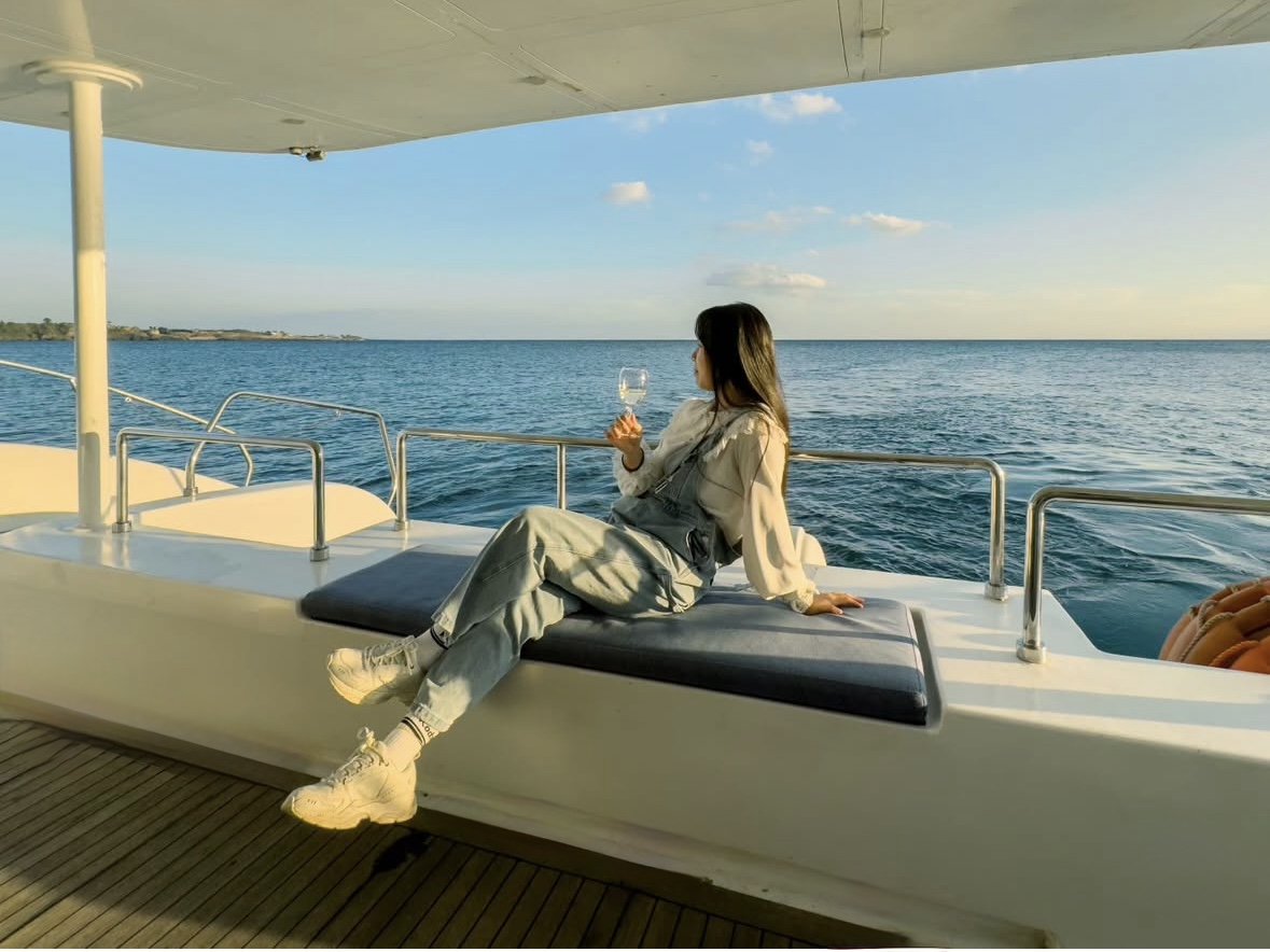 Guest enjoying Grande Bleu Jeju yacht