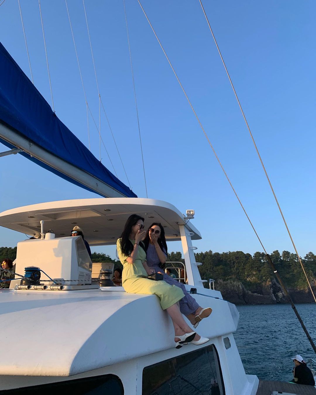 Guest enjoying Grande Bleu Jeju yacht