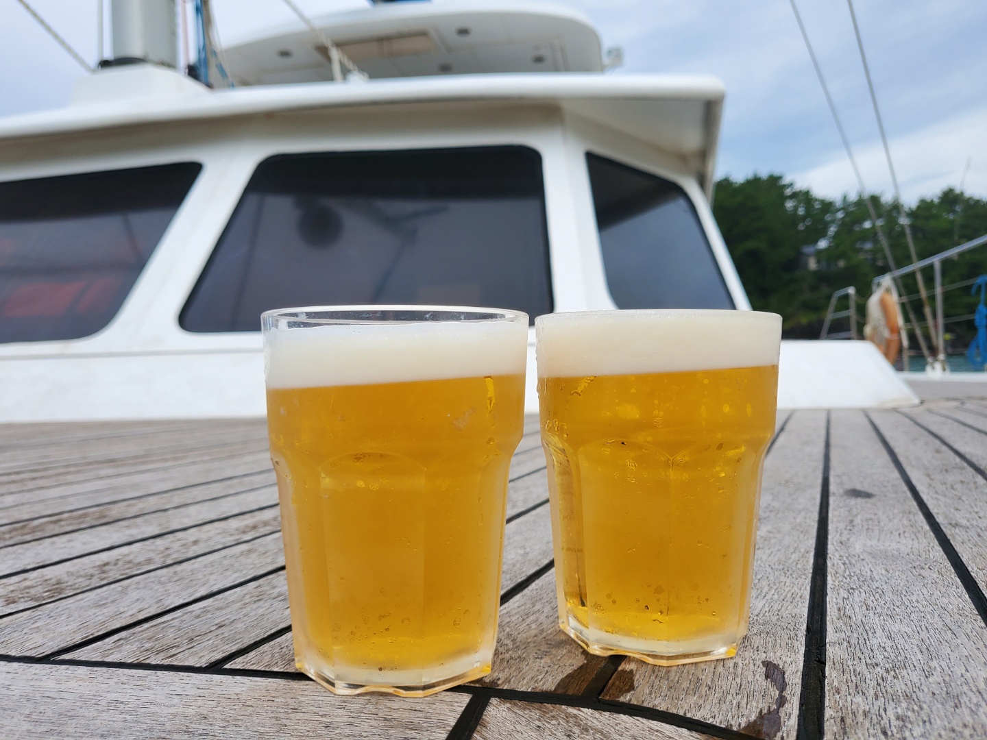 Guest enjoying Grande Bleu Jeju yacht
