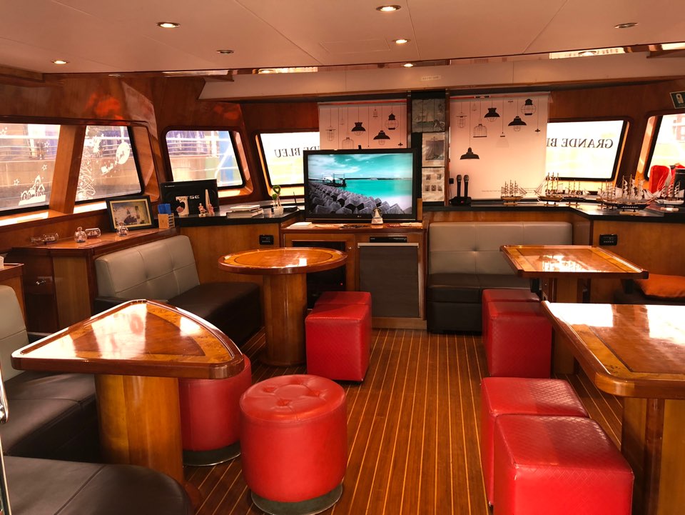 Grande Bleu 550 interior lounge