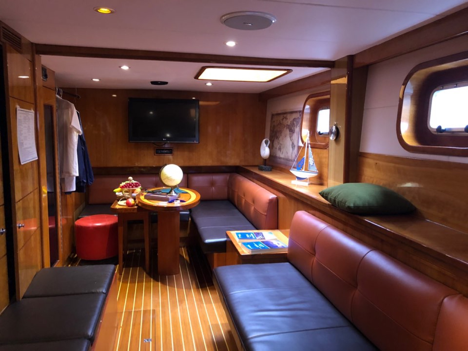 Grande Bleu yacht detail Jeju